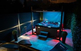 The Residence Central Jacuzzi Boutique (Adults Only)